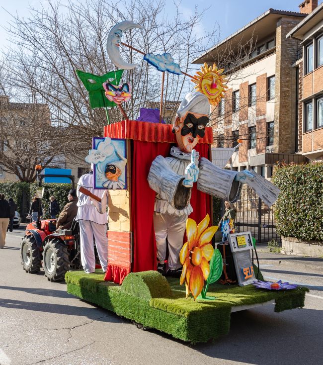 Carnevale pistoiese, domenica piazza della Resistenza accoglie la 2° sfilata dei carri: modifiche alla viabilità