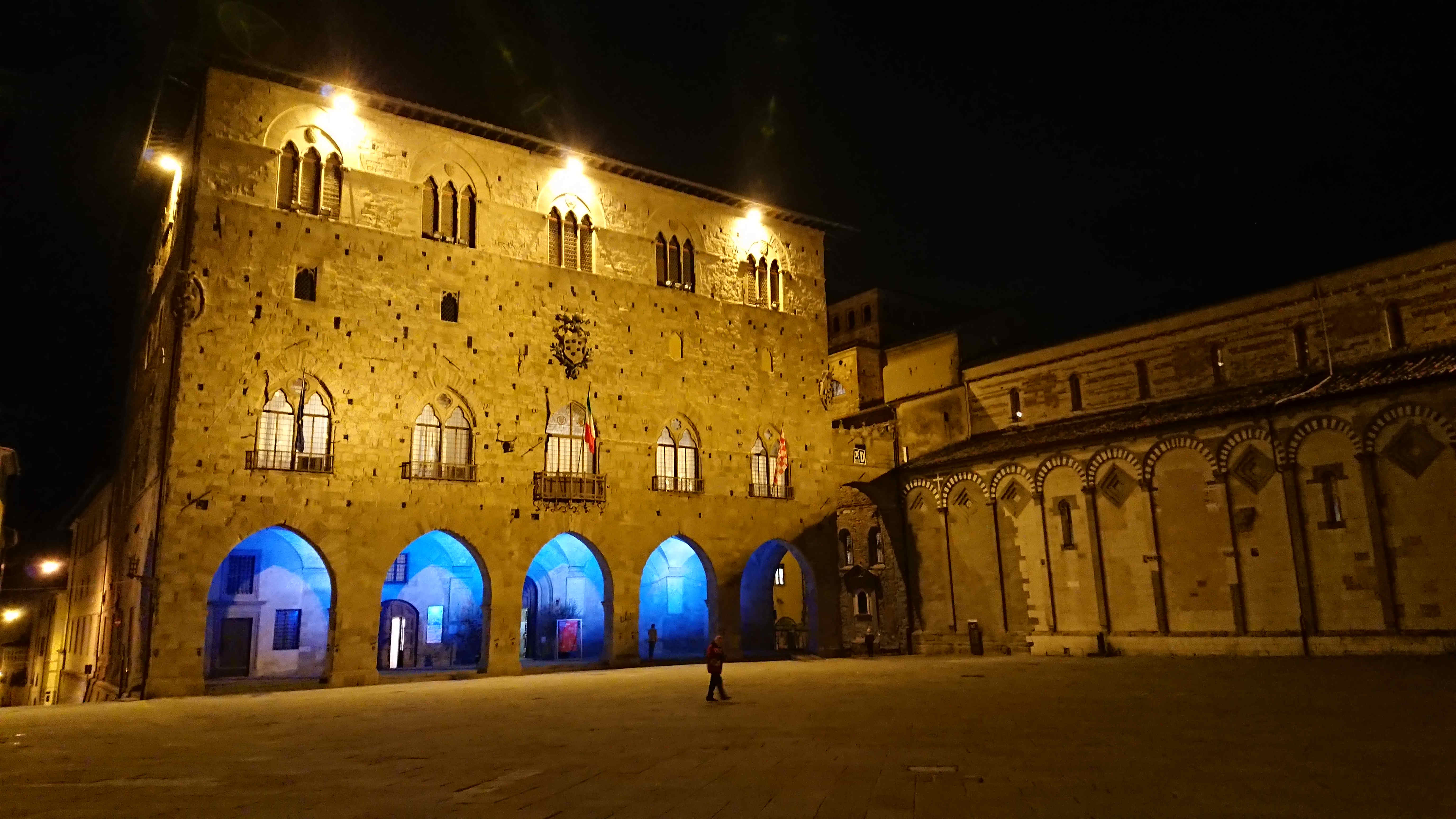 Il 1° febbraio le logge del Palazzo comunale illuminate di blu per dire “Stop alle bombe sui civili”